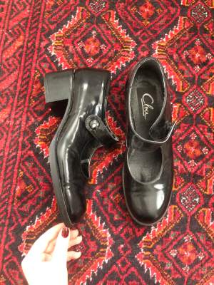Svarta lackade Mary jane skor jag köpt secondhand. De är lite slitna där av priset.