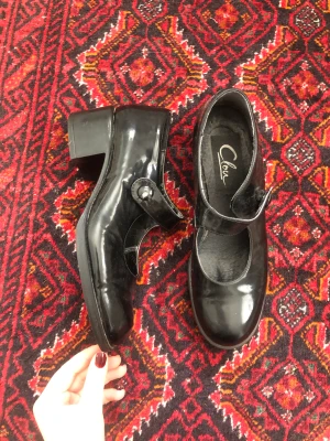 Mary jane  - Svarta lackade Mary jane skor jag köpt secondhand. De är lite slitna där av priset.