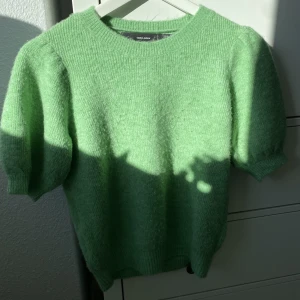 Stickad topp - Jag säljer denna stickade t-shirten! Inga defekter i fint skick, kontakta vid frågor och intresse💚