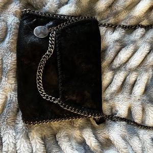 Väska  - Säljer denna as snygga väskan då den aldrig kommer till användning! Priset kan diskuteras. Om du är intresserad skriv till mig så svarar jag så fort jag kan!💞