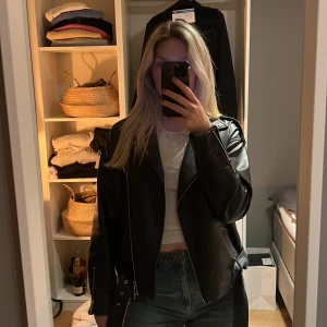 Missguided skinnjacka - En jacka i helt och hållet nyskick. Knappast använd alls. Priset går att diskutera och köparen står för frakten. 