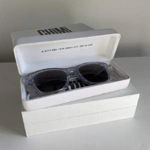 Solglasögon från Chimi eyewear, i modellen 007 i färgen Litchi. Endast provade och säljs pga att de ej kommer till användning. Nypris 1250kr.