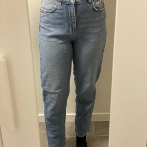 Blåa jeans  - Blåa momjeans i bra skick. Storlek 36. Från Gina tricot   Frå
