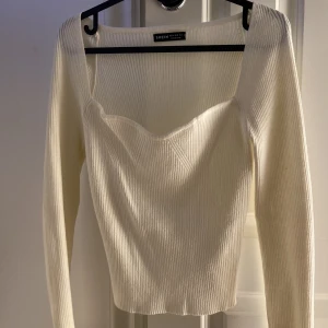 Stickad tröja - Jättefin stickad tröja. Bra kvalitet, mjuk och skön. Endast testat så väldigt bra skick.