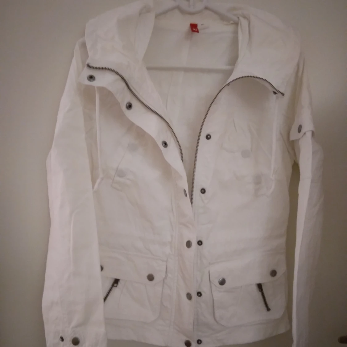 Vit vårjacka / sommarjacka / utilityjacka. Strlk: XS. Liten defekt.