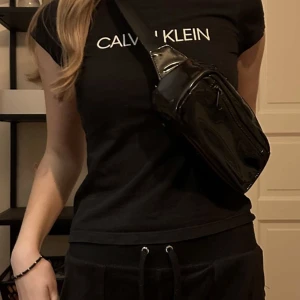 Magväska - En svart magväska från hm den har används ett få tal gånger män ändå i bra skick säljer pga ligger bara i garderoben och tar plats köparen står för frakten 