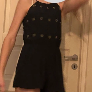 Blå jumpsuit - En blå jumpsuit från abercrombie den är vintage och väl använd en favorit tills jag växte ur den den är i bra skick köparen står för frakten 💗