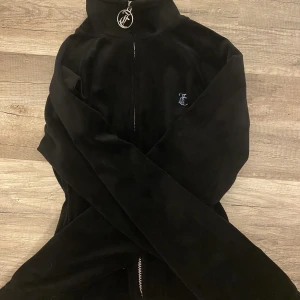 Juicy Couture - Jag säljer mina två jättefina Juicy tröjor❤️Det är den nya modellen, alltså velour! Den röda är aldrig använd, den svarta är använd några gånger men inget som syns! Nypris är 1200kr st, säljer båda för 1500kr❤️DM vid intresse eller frågor🙌🏻