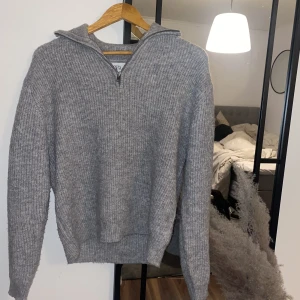 Zara stickad tröja🤍 - En jättemysig stickad tröja från zara med dragkedja. Knappt använd därav priset.💞