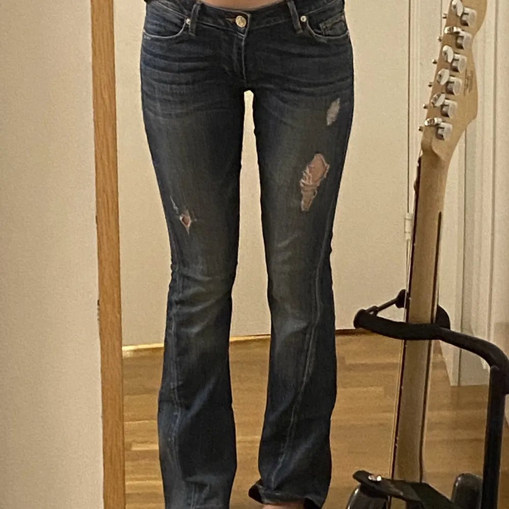Äkta true religion jeans! Köpte de för två år sen och inte kommit till mycket användning, därför säljs de! Midjemått: 39cm. Innerbensmått: 78cm. Jeans & Byxor.