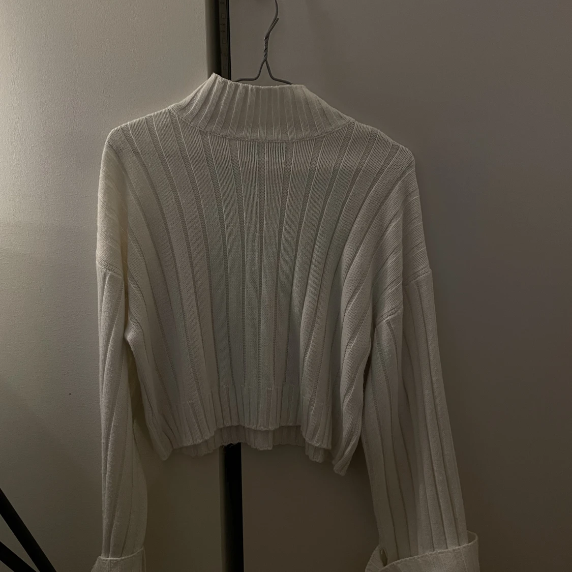 Ribbad vit tröja från Boohoo strl S