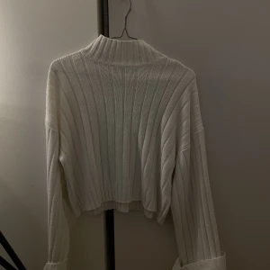 Ribbad vit tröja från Boohoo strl S - Jätte fin vit ribbad tröja från Boohoo strl S. För bild på skriv privat☺️