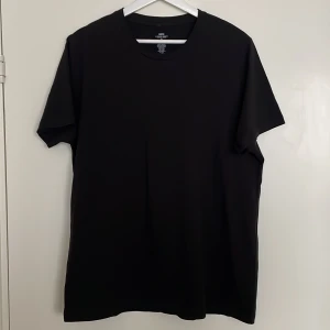 HOPE T-shirt  - T-shirt i tunn bomull, avslappnad passform. Strl 48/m. Oanvänd.