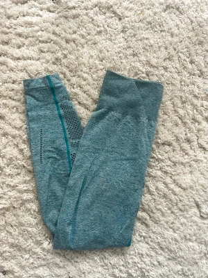 ICIW träningsbyxor  - Turkosa träningstights från ICIW, slut på hemsidan. Storlek S. Färgen är mer turkost (som på min egna bild). 