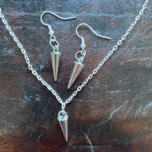 Nitsmycken - Intressekoll på jättefint halsband och örhängen med nitar! 