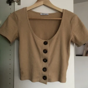 Beige tshirt - Söt beige tshirt  ✨Perfekt skick✨