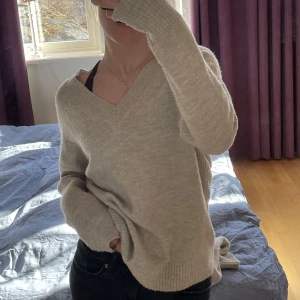 Beige stickad tröja - Superskön beige stickad tröja 💘 Perfekt till våren. Stl XS men passar även S. 
