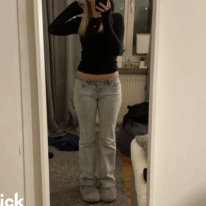 Lågmidjade jeans - Lägger upp dessa igen pga oseriösa köpare!! Skitsnygga lågmidjade jeans från nakd, vet tyvärr inte midjemåttet men de passar mig som är 165cm och vanligtvis har stl S/xs😊
