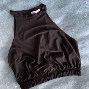 Zara topp - En topp från Zara, storlek S och knappt använd. Skriv till mig för fler bilder🌸
