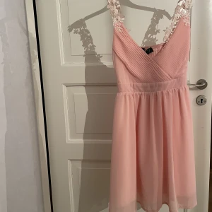 Klänning  - Säljer denna jättefina klänning då den är för liten för mig. Använd få gånger💗💗