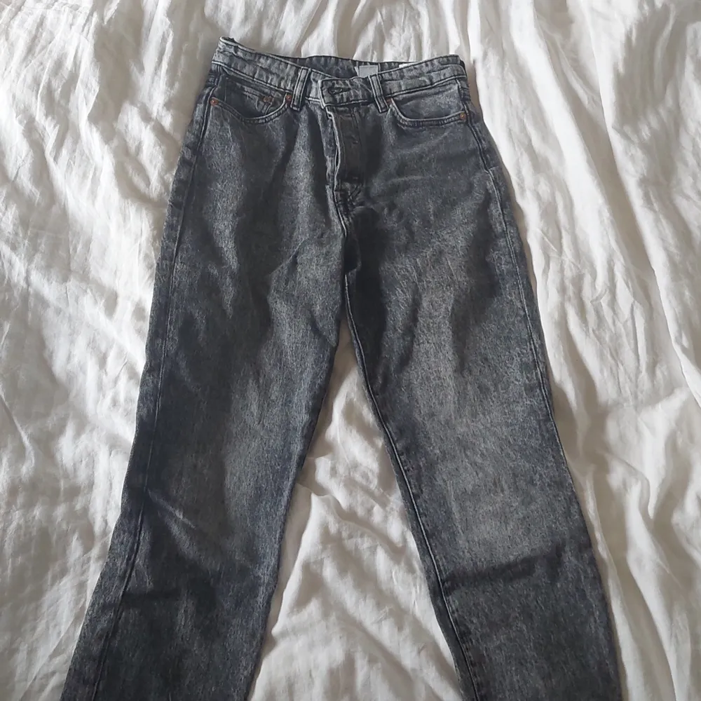 Gråmelerade mom jeans från hm. Storlek 36 mycket fint skick. Jeans & Byxor.