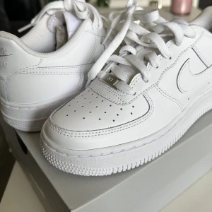 Nike Air force 1 - Säljer skorna för dom inte passar längre använda 1 gång  STROLEK: 37,5