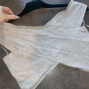 Topp  - Grå topp i bomullsmaterial, supersnygg till både byxor och tjol sitter fint på 🤍