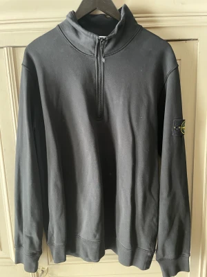 Stone island half zip - Säljer denna stone island half zip strl xl (passar även L). Nypris 3.800 Knappt använd och skicket är väldigt fint.