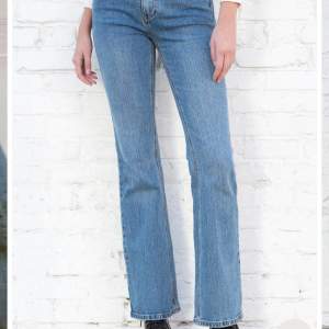 Säljer mina brandy Melville jeans som är använda typ 3 ggr💓 72cm i midjan! Säljer för att de är lite för stora❤️men så fina!! Köpta för 420kr