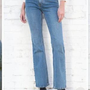 Lågmidjade bootcut jeans - Säljer mina brandy Melville jeans som är använda typ 3 ggr💓 72cm i midjan! Säljer för att de är lite för stora❤️men så fina!! Köpta för 420kr