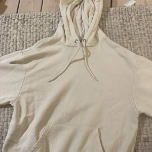 Jätte fin beige hoodie! Från monki. Inköpt 2021 men har knappt haft på mig. Nypris 300.