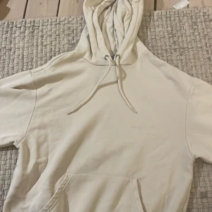Oversized hoodie - Jätte fin beige hoodie! Från monki. Inköpt 2021 men har knappt haft på mig. Nypris 300.