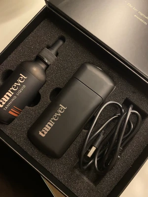 Tanrevel - Tanrevel med sladd och lite mindre än en halv flaska tanning liquid.   Använd cirka 5 gånger. 