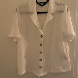 Vit skjorta  - Vit skjorta med korta armar storlek 36. 