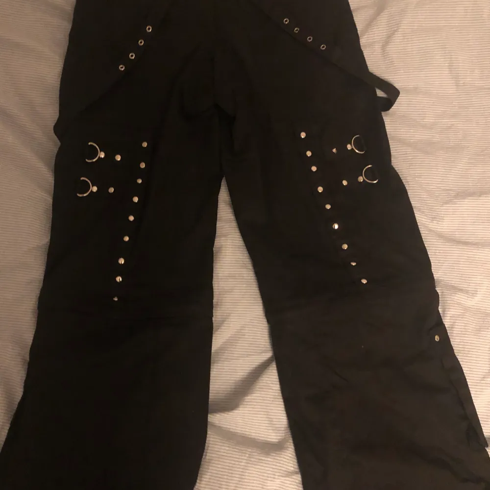 Ett par coola svarta byxor med nitar som liknar tripp byxor. De kan göras till shorts och går då (beroende på längd) lite över knäna. Måttligt använda och köpta på bluefox. Original pris ca 1000k kr. Jeans & Byxor.