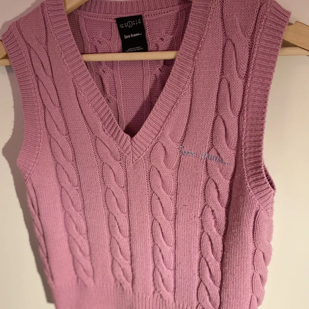 Iets Frans urban outfitters own brand pink cable knitted vest. . Stickat.