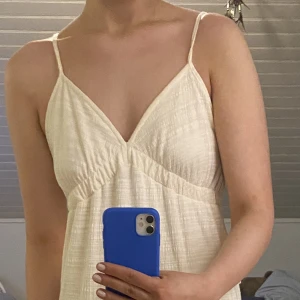 Vit klänning - Superfin krämvit klänning som tyvärr blivit för stor, köpt sommaren 2021 från bikbok. Använt fåtal gånger och inga defekter❤️‍🔥,