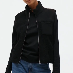 Väst - Mysig väst med fickor i nyskick🖤Passar även S