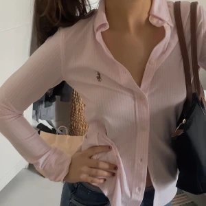 Ralph lauren  - Två RL sommar skjortor, säljer både rosa och blå. Samma storlek på båda Nyskick med lapparna på. Skriv privat för mer info