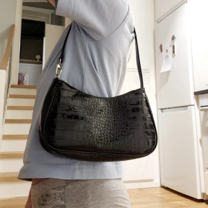 Väskor - Två väskor fråk Shein✨️Båda är lika stora(samma modell)och helt nya. Köp en för: 30:- eller båda för 50:-✨️