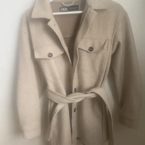 Kappa - Denna beiga jackan är perfekt till våren!💕Varken för lång eller för kort😇skärpet går även att ta av 💕