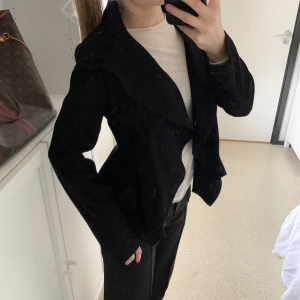 Tunn svart jacka - Tunn svart jacka från Favlux fashion.