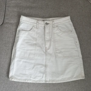 Jeanskjol - Snygg jeanskjol från Gina tricot i nyskick, perfekt till sommaren💛