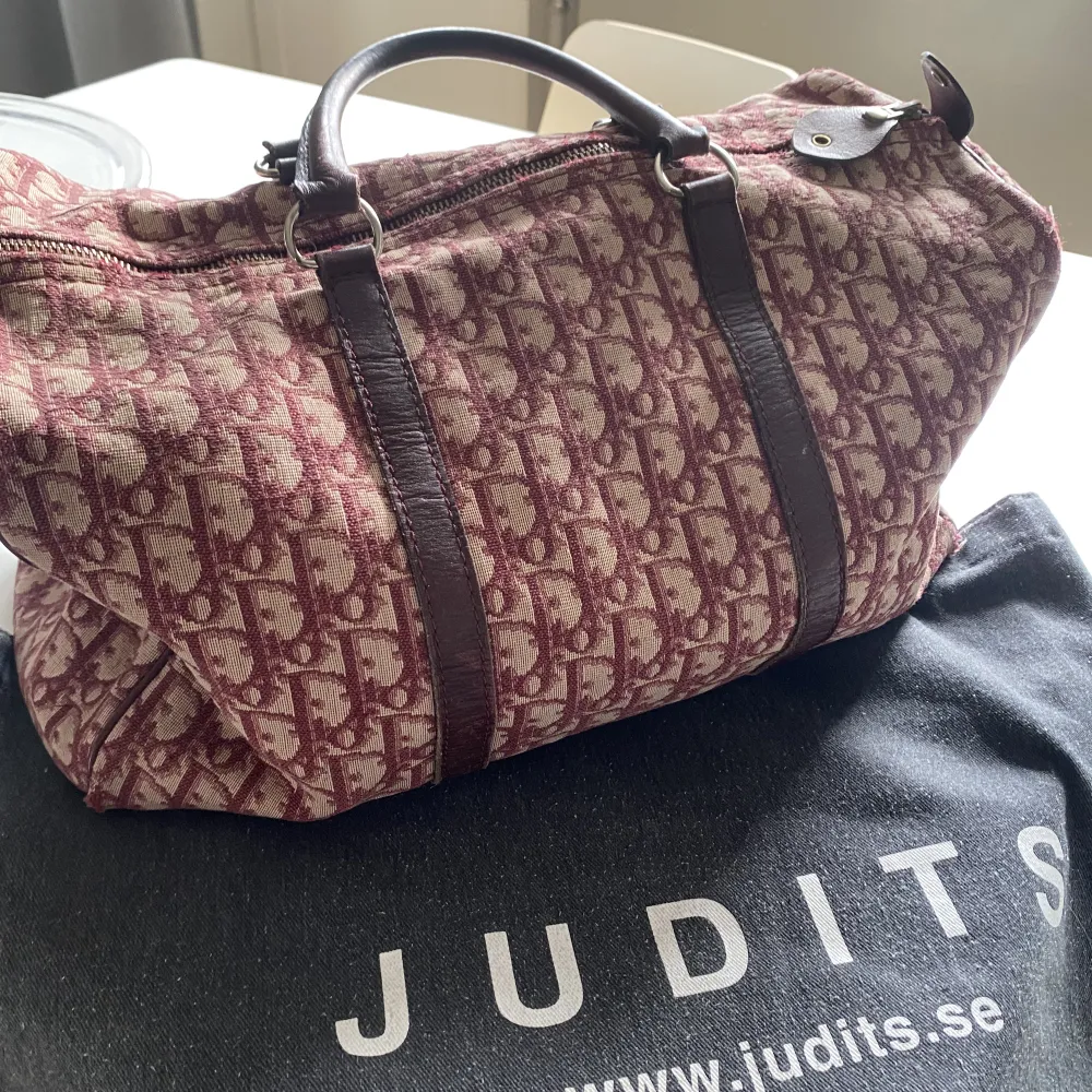 Så snygg retro Dior dufflebag, perfekt för weekendresor💓 Köpt på Judits på Södermalm! Köparen står för frakten💕. Väskor.