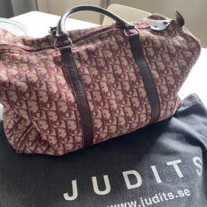 Så snygg retro Dior dufflebag, perfekt för weekendresor💓 Köpt på Judits på Södermalm! Köparen står för frakten💕