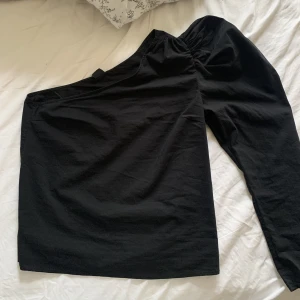 one shoulder topp - Jättefin one shoulder topp från gina, i fint skick 