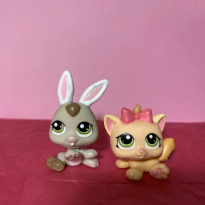 Littlest pet shop Kitten #1334 Rabbit #1336 - Äkta och i mycket bra skick, skriv gärna för fler bilder! kolla gärna mina andra annonser då jag kan skicka dom i samma paket, frakten kan öka från 15kr till 30kr om det överstiger 100gram vid samfrakt  Write to me if you want information in english 