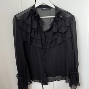 Blus från zara  - Svart genomskinlig blus från zara med fina detaljer!
