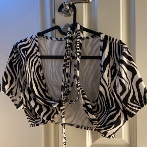 Zebra topp - Zebra topp som man knyter omlott framtill. Liten i storleken, passar en M/75D