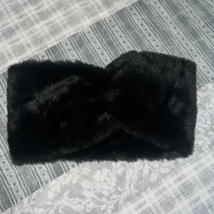 Öronmuff öronskydd päls svart - Fejk svart päls till öronen, öronskydd/öronmuff. Råkade köpa 2 st så säljer den oöppnade (fortfarande i förpackning) 